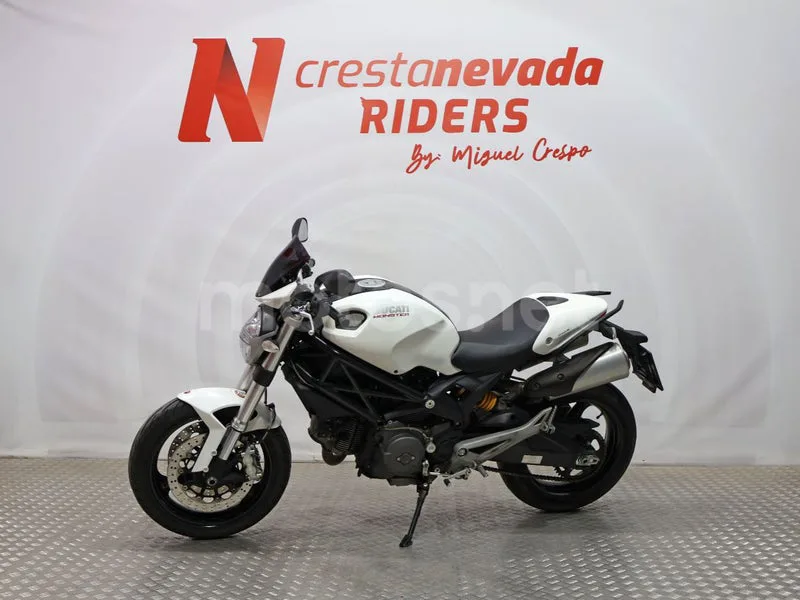 Ducati Monster 696 - Vista 3