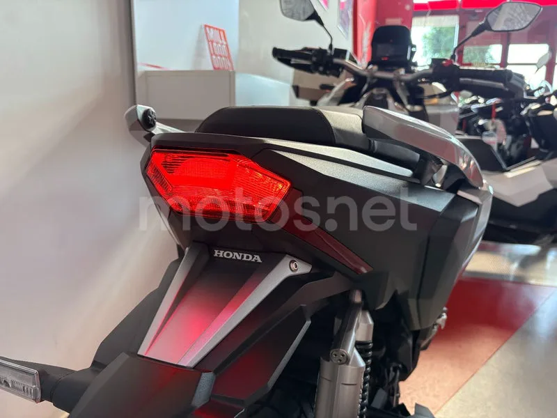 Honda ADV350 - Vista 8