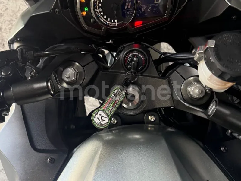Kawasaki Z1000 SX - Vista 3