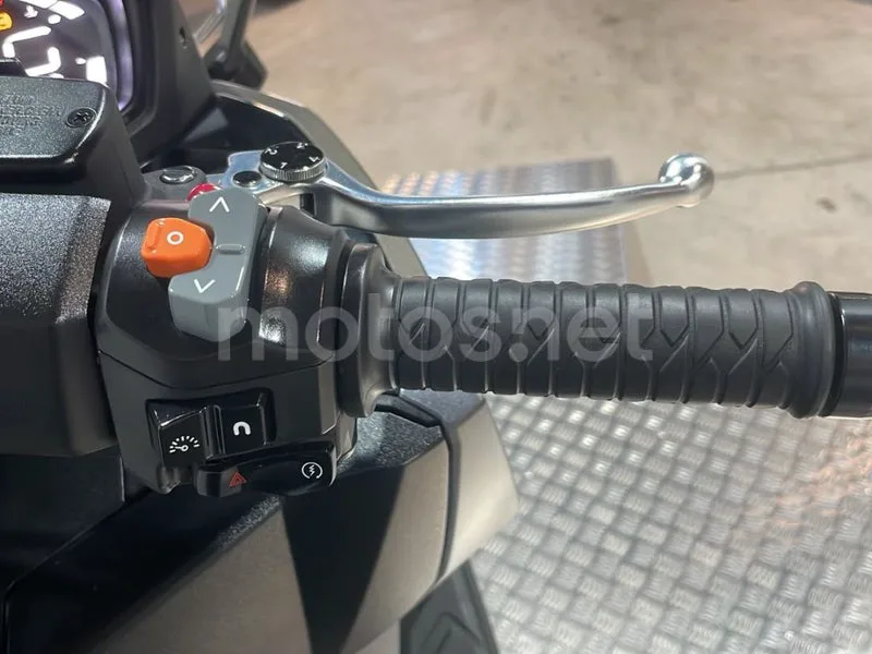 Kymco AK 550 - Vista 11
