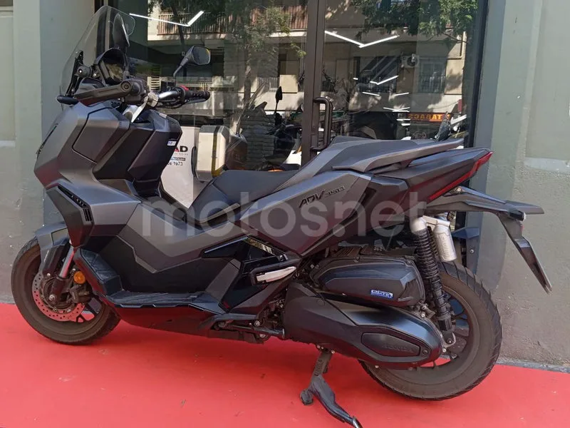 Honda ADV350 - Vista 6
