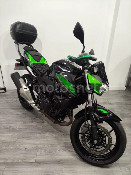 Kawasaki Z400 - Vista 3