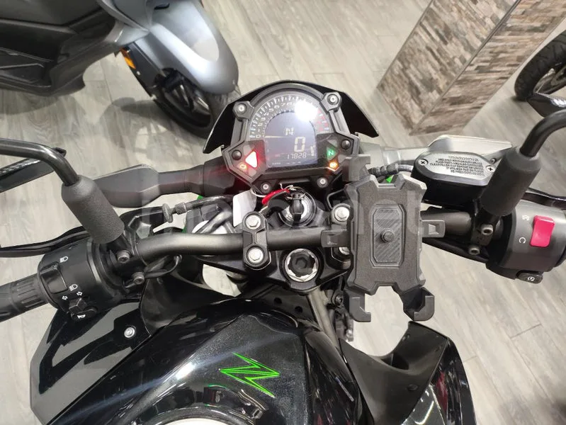 Kawasaki Z400 - Vista 5