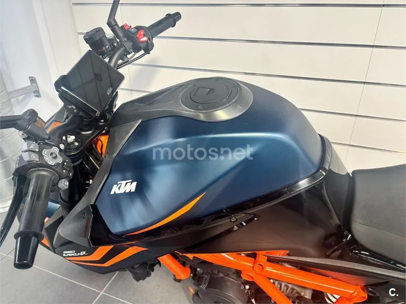 KTM 1290 Super Duke R - Vista 3