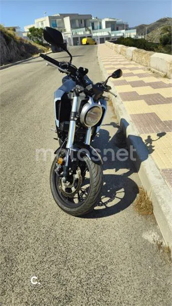 Honda CB125R - Vista 3