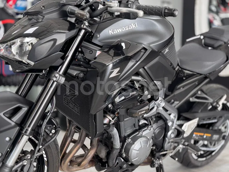 Kawasaki Z900 - Vista 8