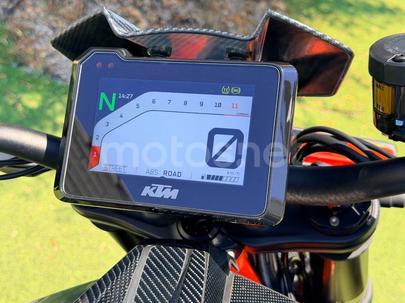 KTM 1290 Super Duke R - Vista 17
