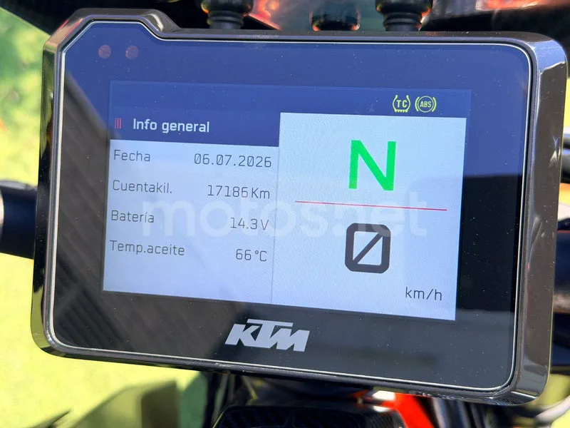 KTM 1290 Super Duke R - Vista 19