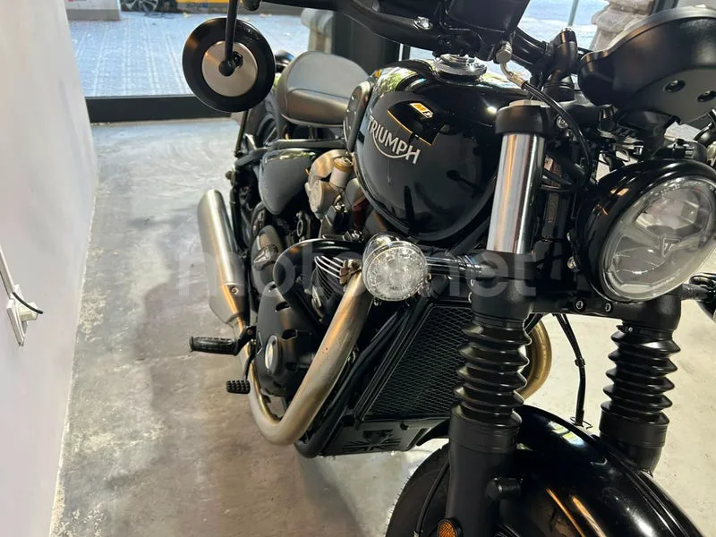 Triumph Bonneville Bobber - Vista 9