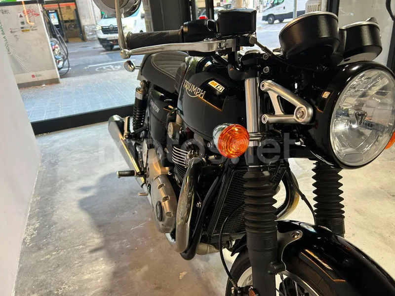 Triumph Thruxton - Vista 11