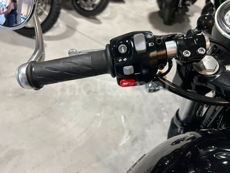 Triumph Thruxton - Vista 12