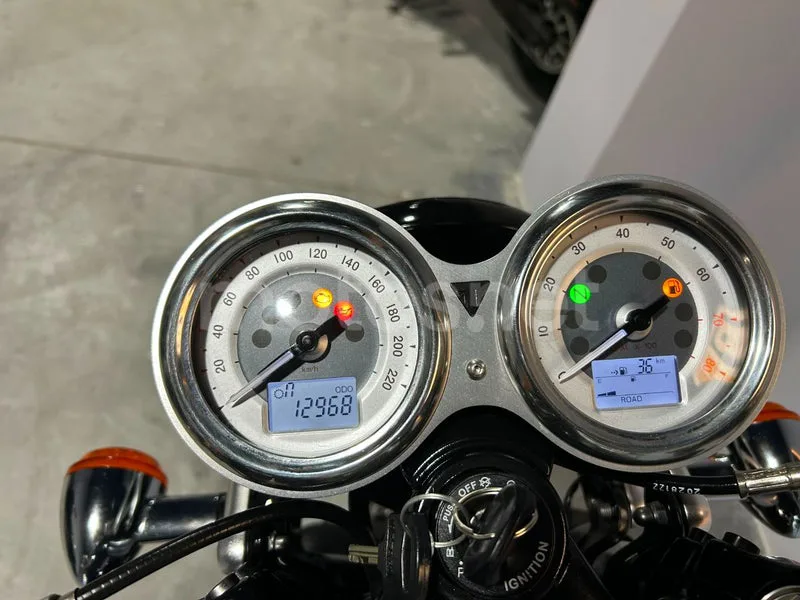 Triumph Thruxton - Vista 13