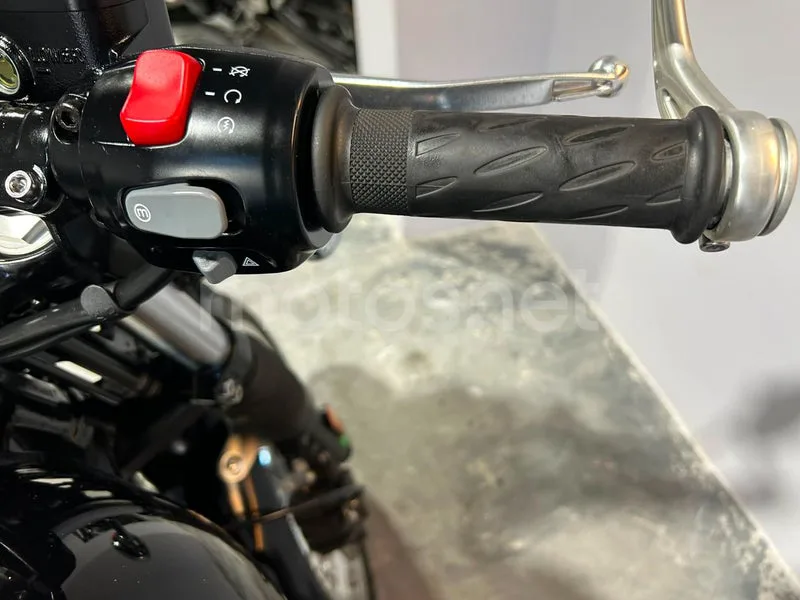 Triumph Thruxton - Vista 14