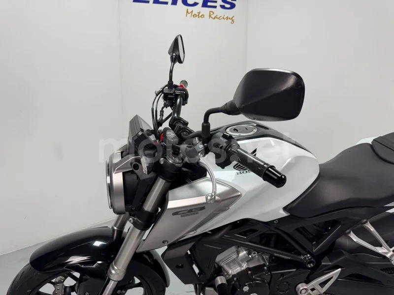 Honda CB125R - Vista 11