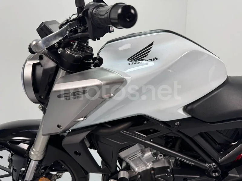 Honda CB125R - Vista 12