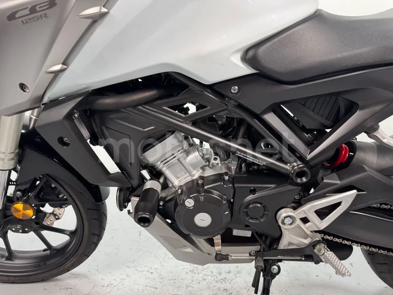 Honda CB125R - Vista 13