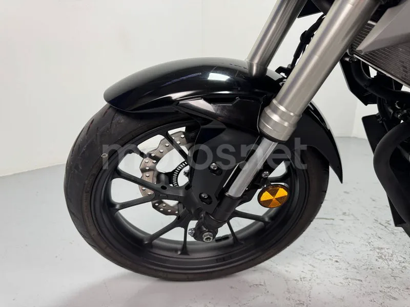 Honda CB125R - Vista 14