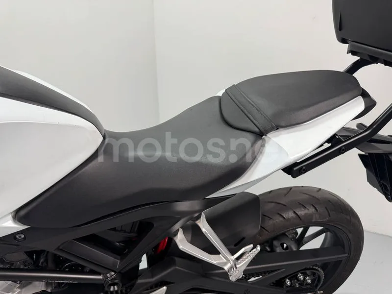 Honda CB125R - Vista 15