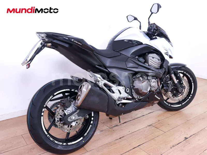 Kawasaki Z800 - Vista 3
