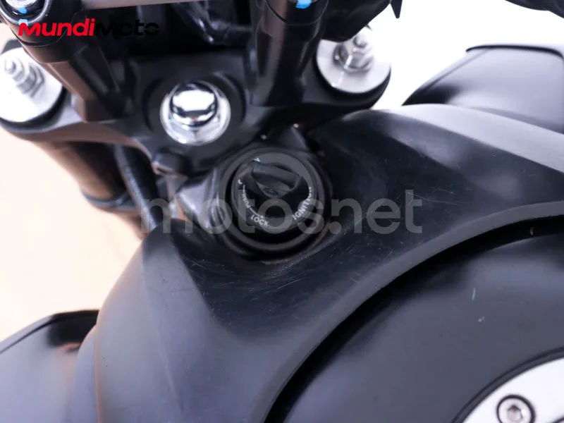 Yamaha MT-09 - Vista 16