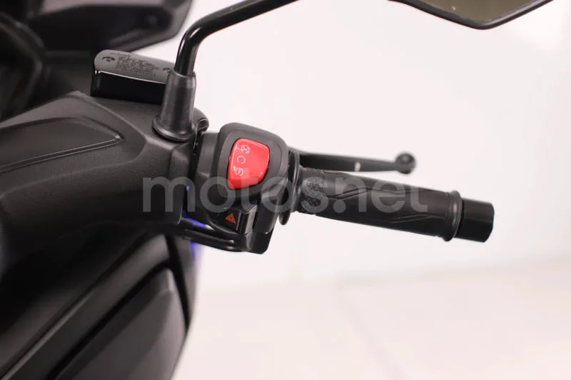 Yamaha XMAX 300 - Vista 9