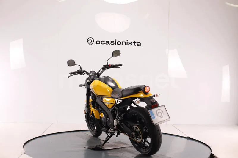 Yamaha XSR125 - Vista 4