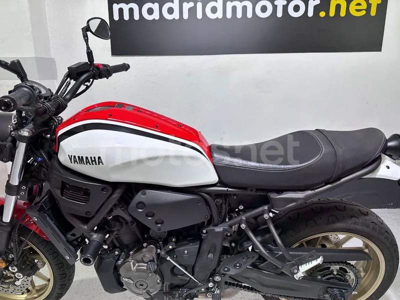 Yamaha XSR700 - Vista 8