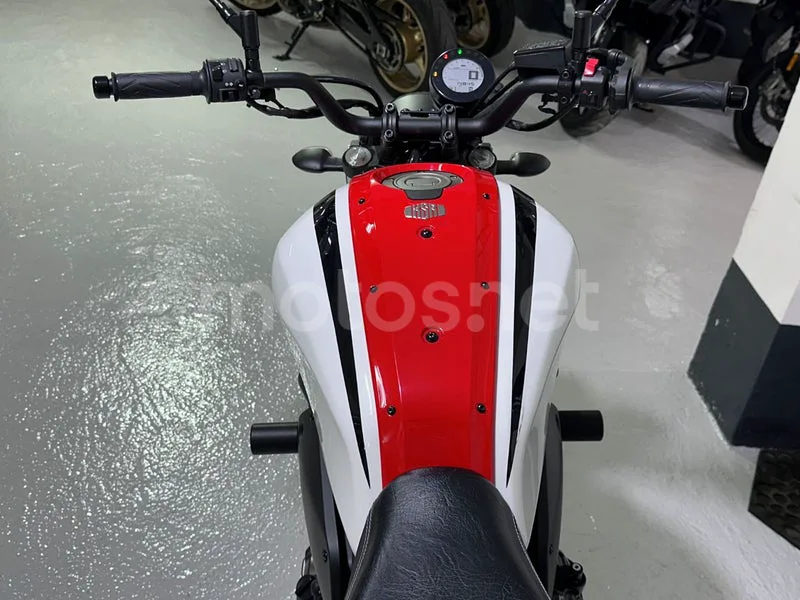 Yamaha XSR700 - Vista 9