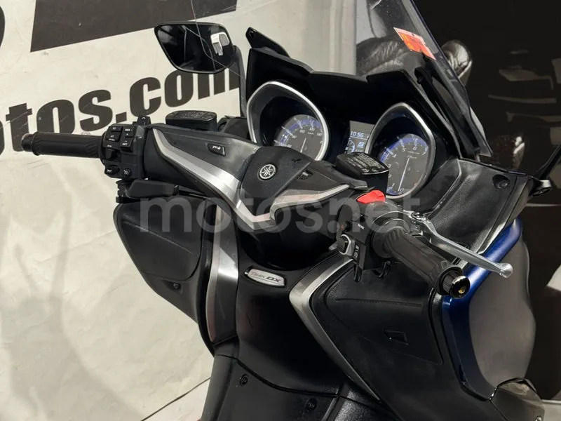 Yamaha TMAX - Vista 12