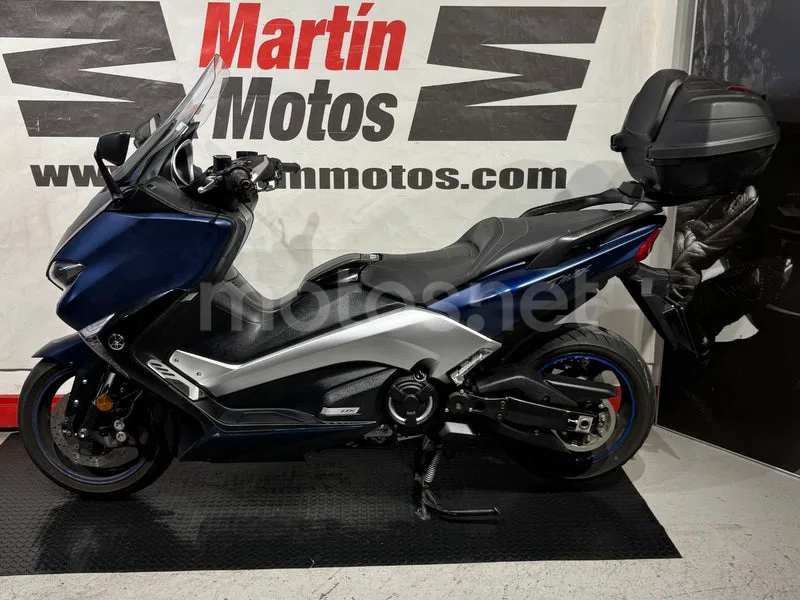 Yamaha TMAX - Vista 8