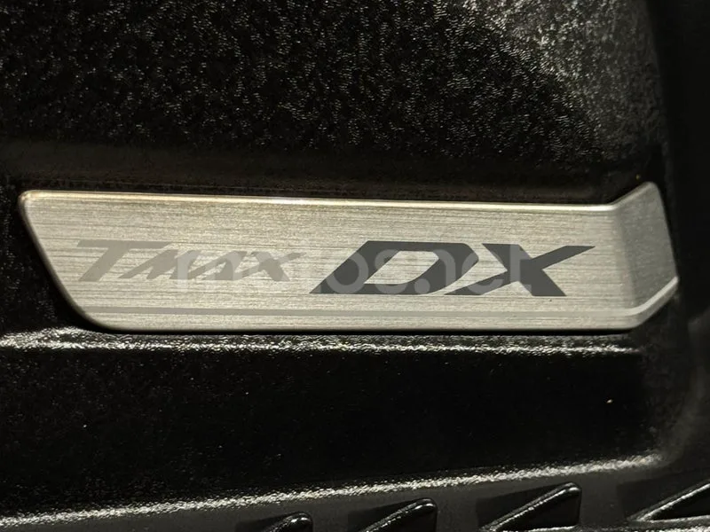 Yamaha TMAX - Vista 9