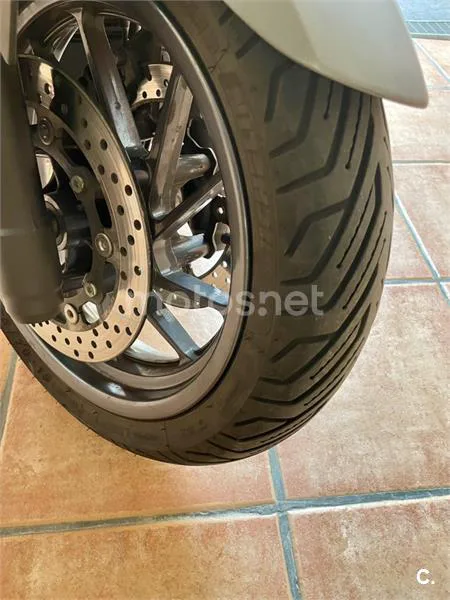 Yamaha XMAX 400 - Vista 4