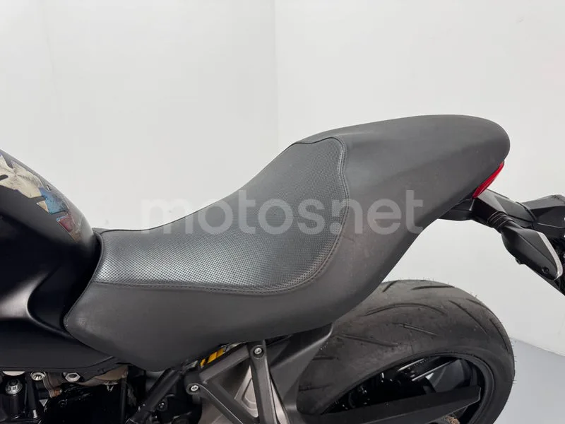 Ducati Monster 821 - Vista 9