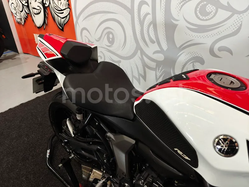 Yamaha YZF-R7 - Vista 13