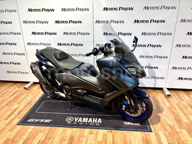 Yamaha TMAX - Vista 4
