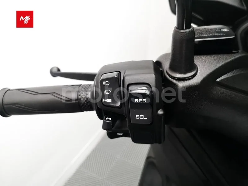 Yamaha XMAX 300 - Vista 11