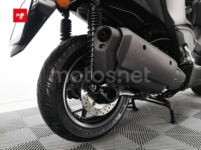 Yamaha XMAX 300 - Vista 13