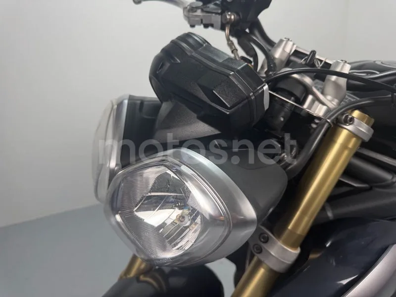 Triumph Street Triple - Vista 16