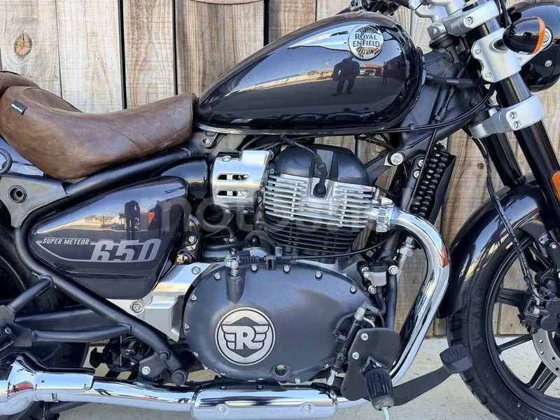 Royal Enfield Super Meteor 650 - Vista 12