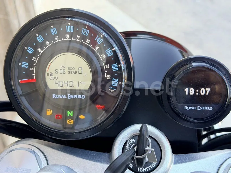 Royal Enfield Super Meteor 650 - Vista 18