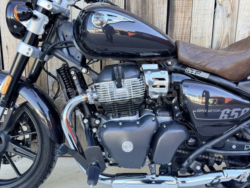 Royal Enfield Super Meteor 650 - Vista 3