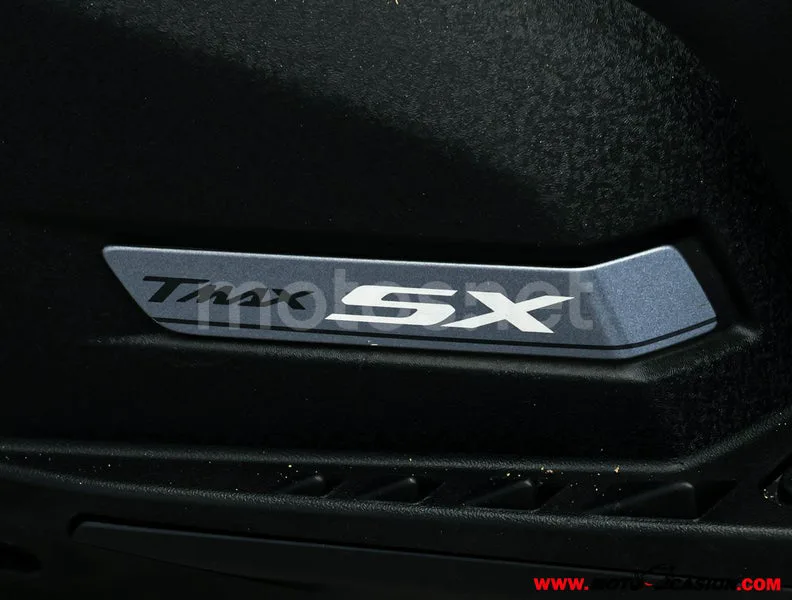 Yamaha TMAX - Vista 9