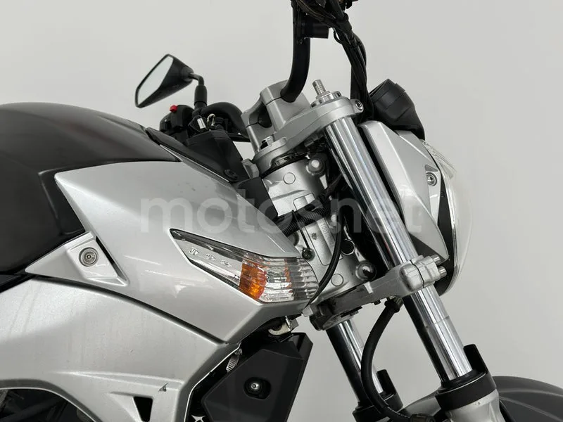 Suzuki GSR600 - Vista 11