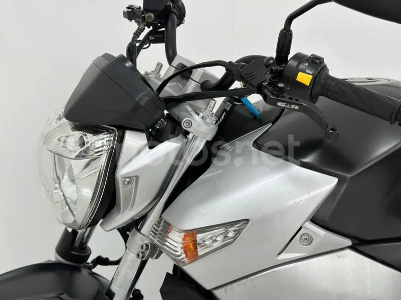Suzuki GSR600 - Vista 19