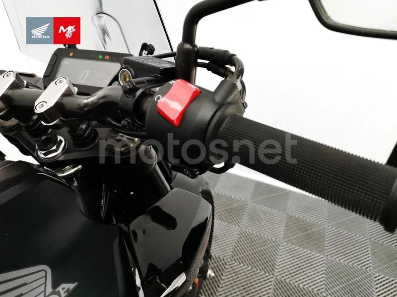 Honda CB125R - Vista 11