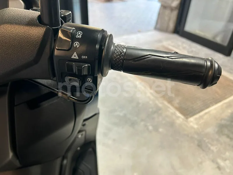 Yamaha NMAX - Vista 15
