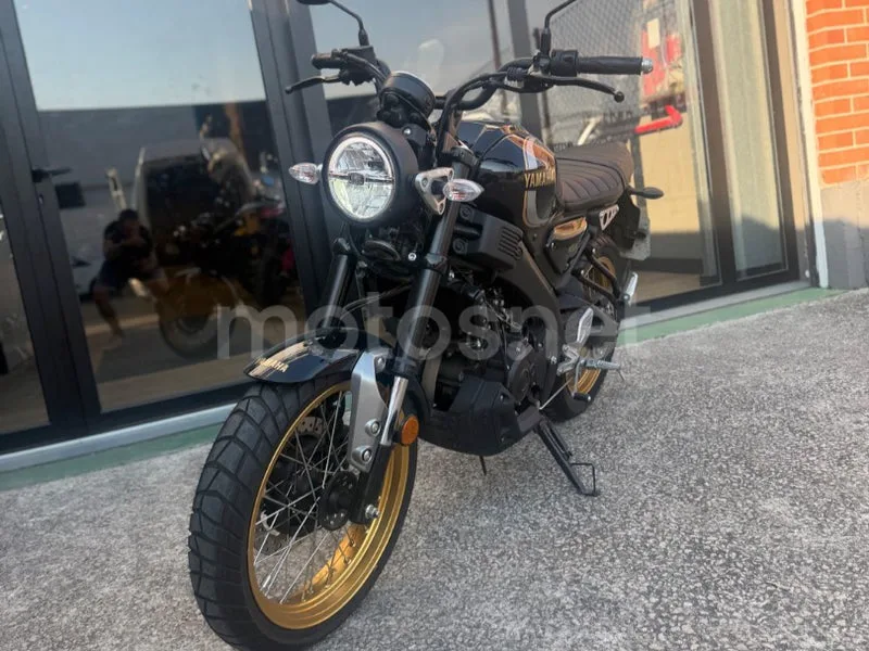 Yamaha XSR125 - Vista 4