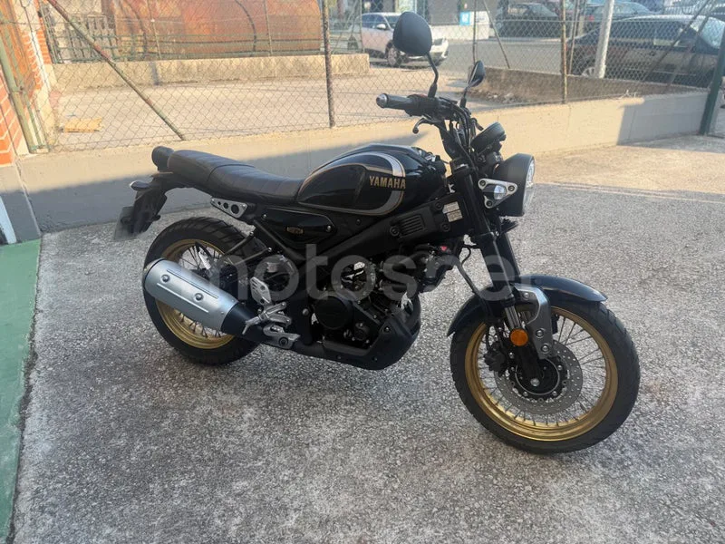Yamaha XSR125 - Vista 5