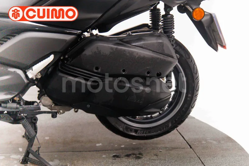 Yamaha XMAX 300 - Vista 18