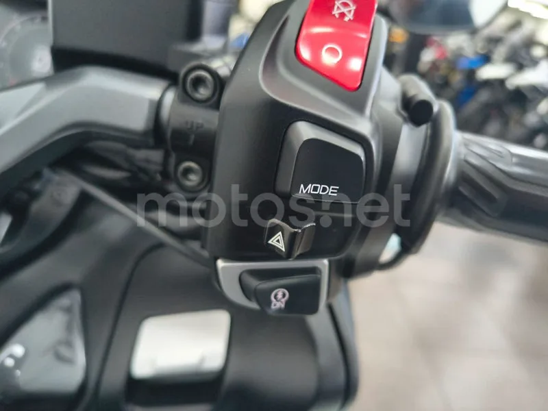 Yamaha TMAX - Vista 14